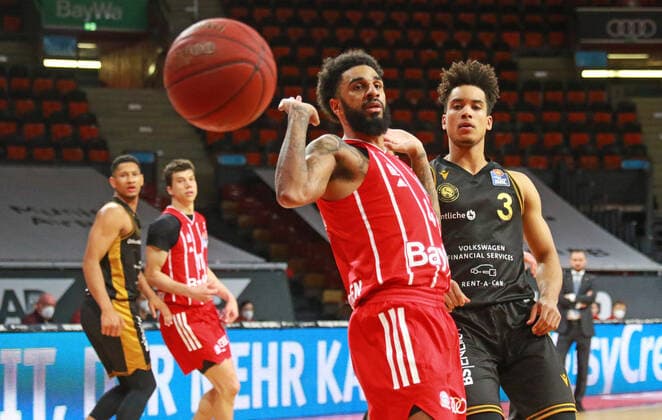 4 Dennis Jerome Seeley FCBB red, against 3 Garai Zeeb Braunschweig basketball, 1 Bundesliga, BBL, FC Bayern Munich, Basketball Loewen Braunschweig at Audi Dome, 11 04 2021 PHOTO Mladen Lackovic LakoPress