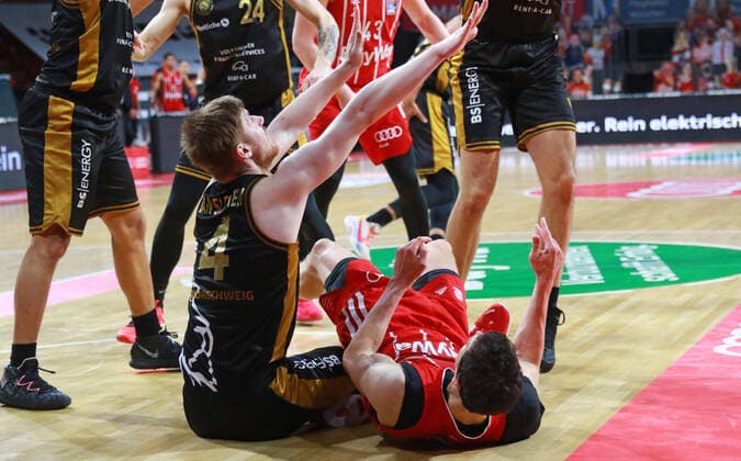 11 Vladimir Lucic FCBB red, against 4 Luc van Slooten Braunschweig Basketball, 1 Bundesliga, BBL, FC Bayern München, Basketball Loewen Braunschweig at Audi Dome, 11 04 2021 PHOTO Mladen Lackovic LakoPress