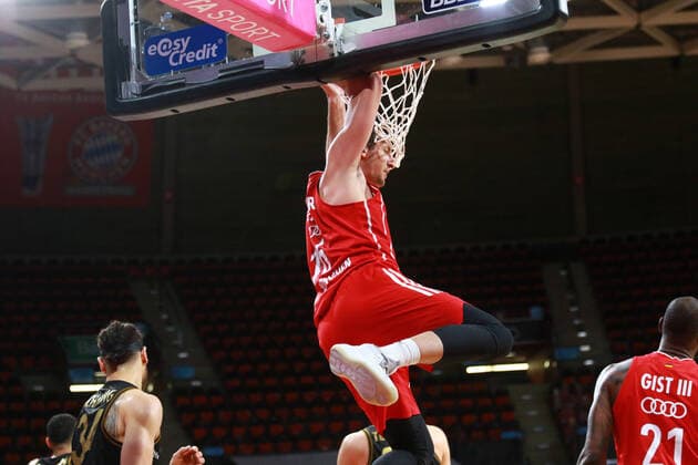 16 Paul Zipser FCBB hangs on the basket Basketball, 1 Bundesliga, BBL, FC Bayern München, Basketball Loewen Braunschweig at Audi Dome, 11 04 2021 PHOTO Mladen Lackovic LakoPress