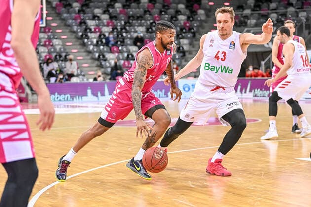 easyCredit BBL, Telekom Baskets Bonn vs FC Bayern Munich Basketball, 13 04 2021 Alex Hamilton Telekom Baskets Bonn 0 , Leon Radosevic FC Bayern Munich Basketball 43 , easyCredit BBL, Telekom Baskets Bonn vs FC Bayern Munich Basketball on 13 04 2021 at Telekom Dome Bonn, Bonn Nordrhein Westfalen Copyright: xBEAUTIFULxSPORTS Mueller-Laschetx