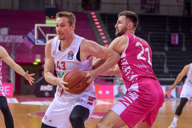 easyCredit BBL, Telekom Baskets Bonn vs FC Bayern Munich Basketball, 13 04 2021 Leon Radosevic FC Bayern Munich Basketball 43 in a duel with Leon Kratzer Telekom Baskets Bonn, 21 , easyCredit BBL, Telekom Baskets Bonn vs FC Bayern Munich Basketball on 13 04 2021 at Telekom Dome Bonn, Bonn Nordrhein Westfalen Copyright: xBEAUTIFULxSPORTS Mueller-Laschetx