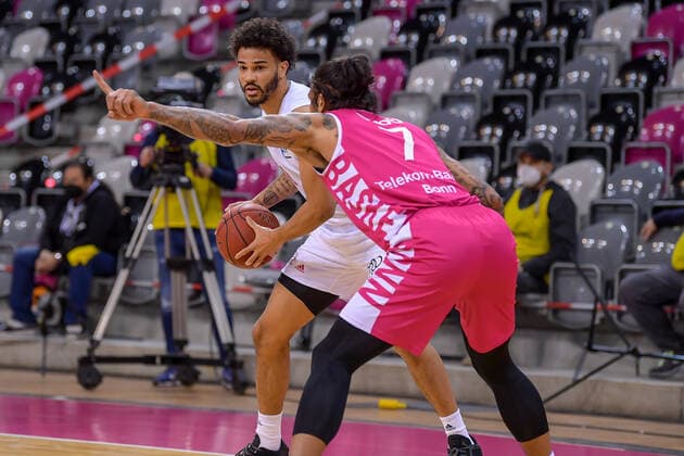 easyCredit BBL, Telekom Baskets Bonn vs FC Bayern Munich Basketball, 13 04 2021 Nick Weiler Babb FC Bayern Munich Basketball 0 in duel with Chris Babb Telekom Baskets Bonn, 7 , easyCredit BBL, Telekom Baskets Bonn vs FC Bayern Munich Basketball on 13 04 2021 at Telekom Dome Bonn, Bonn Nordrhein Westfalen Copyright: xBEAUTIFULxSPORTS Mueller-Laschetx
