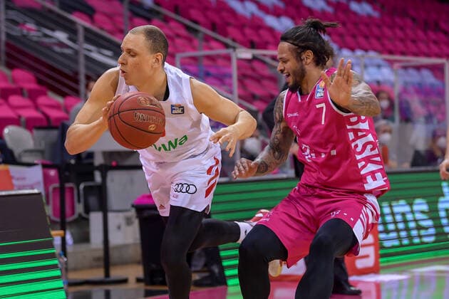 easyCredit BBL, Telekom Baskets Bonn vs FC Bayern Munich Basketball, 13 04 2021 Robin Amaize FC Bayern Munich Basketball 15 in duel with Chris Babb Telekom Baskets Bonn, 7 , easyCredit BBL, Telekom Baskets Bonn vs FC Bayern Munich Basketball on 13 04 2021 at Telekom Dome Bonn, Bonn Nordrhein Westfalen Copyright: xBEAUTIFULxSPORTS Mueller-Laschetx