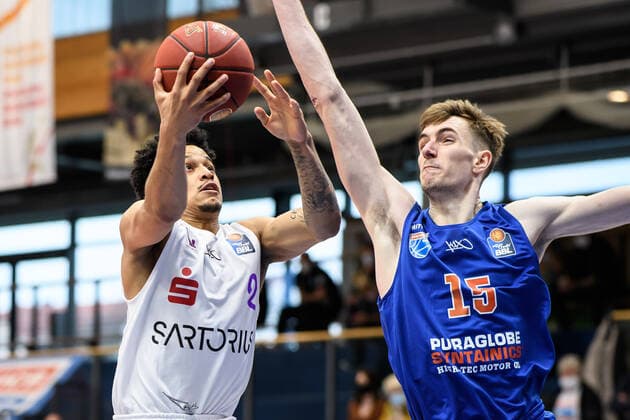 BG Göttingen Syntainics MBC 13 04 2021, Basketball Bundesliga easyCredit BBL, season 2020 2021, main round, BG Göttingen Syntainics MBC Göttingens Nelson Weidemann l plays against Weißenfels Philipp Hartwich Weißenfels Sachsen Anhalt Germany