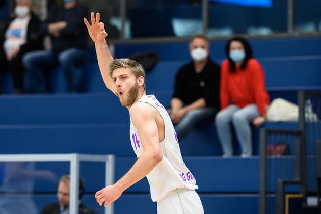 BG Göttingen Syntainics MBC 13 04 2021, Basketball Bundesliga easyCredit BBL, 2020 2021 season, main round, BG Göttingen Syntainics MBC Göttingens Mathis Mönninghoff gestures after a three point shot Weißenfels Sachsen Anhalt Germany