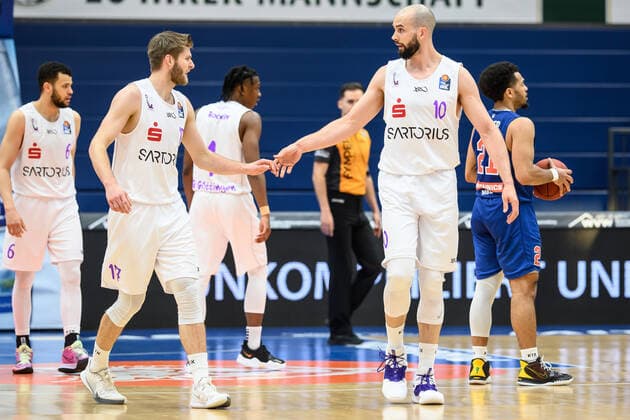BG Göttingen Syntainics MBC 13 04 2021, Basketball Bundesliga easyCredit BBL, season 2020 2021, main round, BG Göttingen Syntainics MBC Göttingens Mathis Mönninghoff l and Göttingens Dennis Kramer high-five Weißenfels Sachsen Anhalt Germany