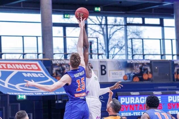 from left Philipp Hartwich Syntainics MBC, 15 , Tai Odiase BG Goettingen, 21 at tip off, jump ball, 4 13 2021, Weissenfels Germany , Basketball, easyCredit Basketball Bundesliga, Syntainics MBC BG Goettingen xprx