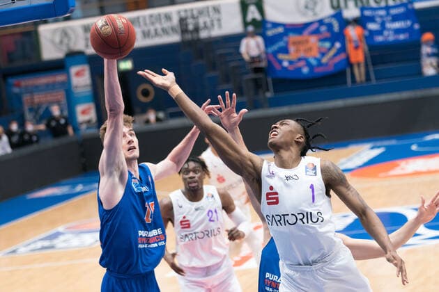 Syntainics MBC BG Goettingen, Basketball, Bundesliga, Men, 2020 2021, 28 Matchday, 13 04 2021, v l Philipp Hartwich MBC, 12 , Deishuan Booker Goettingen, 1 Syntainics MBC BG Goettingen, Basketball, Bundesliga, Men, 2020 2021, 28 Matchday, 13 04 2021, Weissenfels. Copyright: xSchulz Eibner-Pressefotox ep_esz