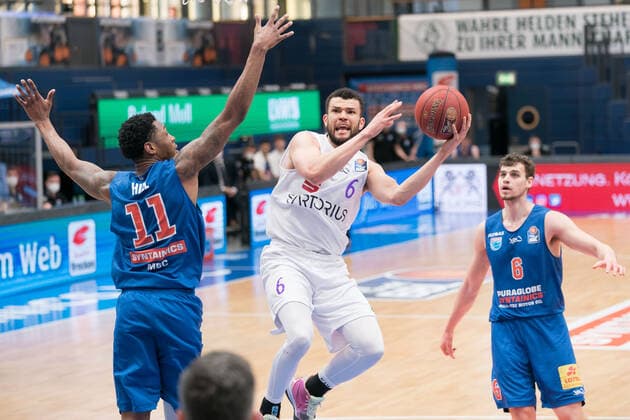 Syntainics MBC BG Goettingen, Basketball, Bundesliga, Men, 2020 2021, 28 Matchday, 13 04 2021, v l Kyndahl Hill MBC, 11 , Luke Nelson Goettingen, 6 , Marko Krstanovic MBC, 6 Syntainics MBC BG Goettingen, Basketball, Bundesliga, Men, 2020 2021, 28 Matchday, 13 04 2021, Weissenfels. Copyright: xSchulz Eibner-Pressefotox ep_esz
