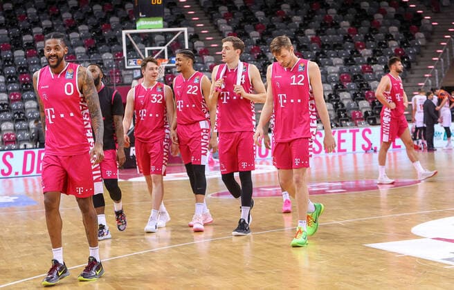 Alex Hamilton TB Bonn 0 and his teammates after the final whistle, Telekom Baskets Bonn vs Bayern Muenchen, Basketball, 1 Easy Credit Bundesliga, 30 Matchday, 13 04 2021, Telekom Baskets Bonn vs Bayern Muenchen, Basketball, 1 Easy Credit Bundesliga, 30 Matchday, 13 04 2021 Bonn Copyright: xJoergxNiebergall Eibner-Pressefox EP_JNL