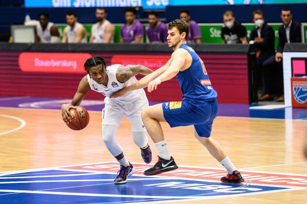 BG Göttingen Syntainics MBC 13 04 2021, Basketball Bundesliga easyCredit BBL, season 2020 2021, main round, BG Göttingen Syntainics MBC Göttingens Deishuan Booker l plays against Weißenfels Marko Krstanovic Weißenfels Sachsen Anhalt Germany