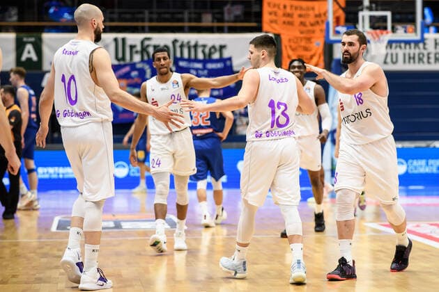 BG Göttingen Syntainics MBC 13 04 2021, Basketball Bundesliga easyCredit BBL, season 2020 2021, main round, BG Göttingen Syntainics MBC Göttingens Rihards Lomazs M claps off Weißenfels Sachsen Anhalt Germany
