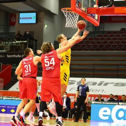 Luke Sikma Berlin moves to the basket against Scottie James Jr Giessen, left, and John Bryant Giessen Jobstairs Giessen 46ers vs Alba Berlin, Basketball, easyCredit BBL, 13 04 2021 Jobstairs Giessen 46ers vs Alba Berlin, Basketball, easyCredit BBL, 13 04 2021 Giessen Copyright: xEibner-Pressefotox EP_RWS