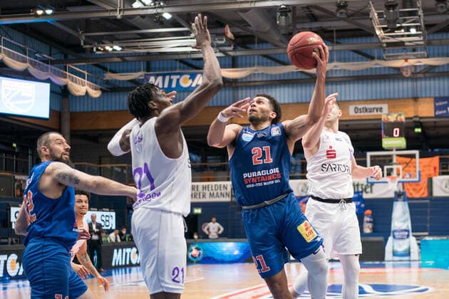Syntainics MBC BG Goettingen, Basketball, Bundesliga, Men, 2020 2021, 28 Matchday, 13 04 2021, v l Djordje Pantelic MBC, 12 , Tai Odiase Goettingen, 21 , Quinton Hooker MBC, 21 Syntainics MBC BG Goettingen, Basketball, Bundesliga, Men, 2020 2021, 28 Matchday, 13 04 2021, Weissenfels. Copyright: xSchulz Eibner-Pressefotox ep_esz