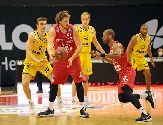 13 04 2021, xovx, Basketball BBL, JobStairs Gießen 46ers Alba Berlin v l Tim Schneider Alba Berlin , John Bryant Gießen 46ers , Luke Sikma Alba Berlin , Brandon Thomas Gießen 46ers , Jayson Granger Alba Berlin emspor Gießen