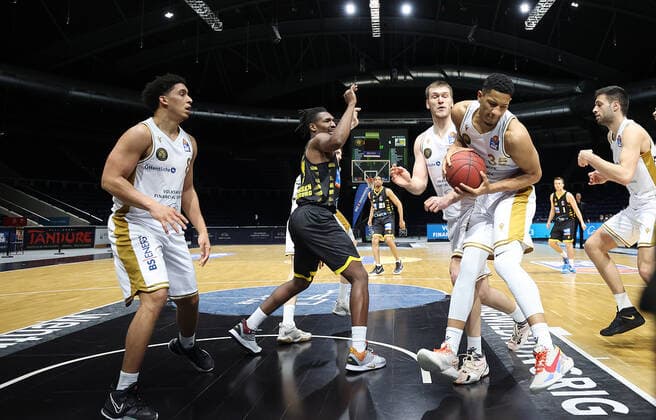 Rebound Karim Jallow Basketball Loewen Braunschweig