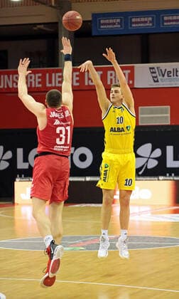 13 04 2021, xovx, Basketball BBL, JobStairs Giessen 46ers Alba Berlin v l Scottie James Jr Giessen 46ers , Tim Schneider Alba Berlin emspor Giessen.