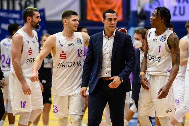 BG Göttingen Syntainics MBC 13 04 2021, Basketball Bundesliga easyCredit BBL, season 2020 2021, main round, BG Göttingen Syntainics MBC Göttingen coach Roel Moors M stands with Göttingens Harper Kamp, Göttingens Rihards Lomazs and Göttingens Deishuan Booker together Weißenfels Sachsen Anhalt Germany