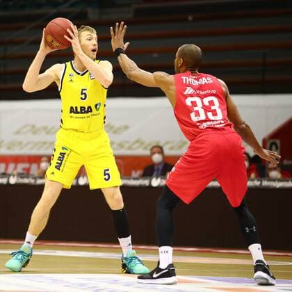 Niels Giffey Berlin vs Brandon Thomas Giessen Jobstairs Giessen 46ers vs Alba Berlin, Basketball, easyCredit BBL, 13 04 2021 Jobstairs Giessen 46ers vs Alba Berlin, Basketball, easyCredit BBL, 13 04 2021 Giessen Copyright: xEibner-Pressefotox EP_RWS