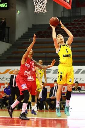 Niels Giffey Berlin moves to the basket, left Diante Garrett Giessen Jobstairs Giessen 46ers vs Alba Berlin, Basketball, easyCredit BBL, 13 04 2021 Jobstairs Giessen 46ers vs Alba Berlin, Basketball, easyCredit BBL, 13 04 2021 Giessen Copyright: xEibner-Pressefotox EP_RWS