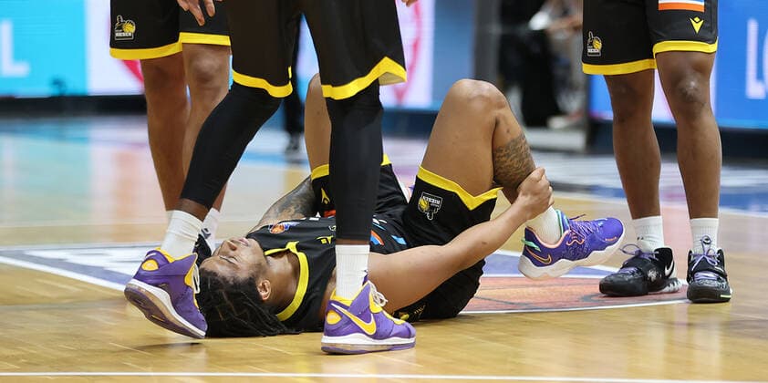 Injury Desi Rodriguez MHP Riesen Ludwigsburg lying on the ground