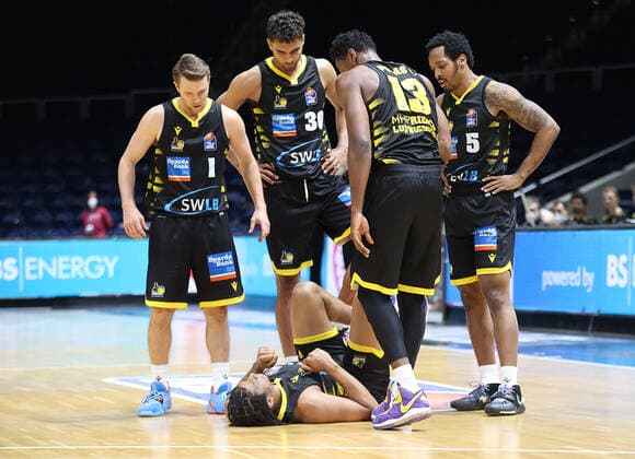 Injury Desi Rodriguez MHP Riesen Ludwigsburg lying on the ground