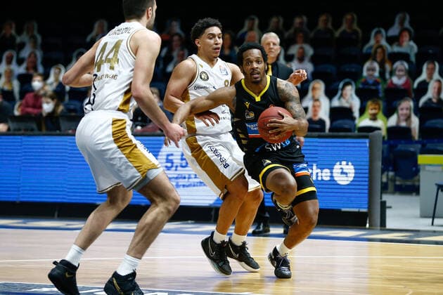 13 04 2021, xgox, basketball, easyCredit BBL, Basketball Loewen Braunschweig MHP Riesen Ludwigsburg emspor, v l Barry Brown Jr Ludwigsburg, 5 Braunschweig.