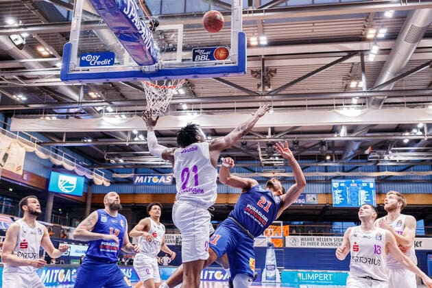 Quinton Hooker Syntainics MBC, 21 nets, to the left Tai Odiase BG Goettingen, 21 , 4 13 2021, Weissenfels Germany , Basketball, easyCredit Basketball Bundesliga, Syntainics MBC BG Goettingen xprx
