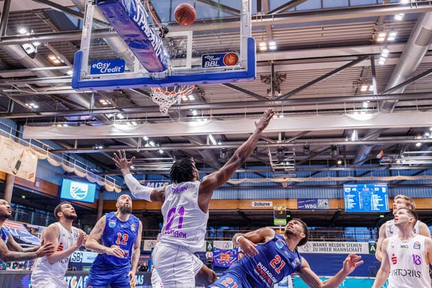 Quinton Hooker Syntainics MBC, 21 nets, to the left Tai Odiase BG Goettingen, 21 , 4 13 2021, Weissenfels Germany , Basketball, easyCredit Basketball Bundesliga, Syntainics MBC BG Goettingen xprx