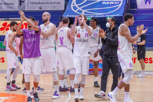 BG Goettingen jubilates over victory jubilation, celebration, 4 13 2021, Weissenfels Germany , Basketball, easyCredit Basketball Bundesliga, Syntainics MBC BG Goettingen xprx
