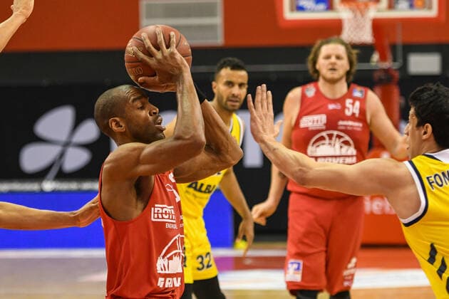Brandon Thomas, Simone Fontecchio 28. Spieltag, Basketball Bundesliga, Basketball Saison 2020 2021, Deutschland, easyCredit BBL, Germany, Giessen 46ers, giessen rot, Herren, Jobstairs GIESSEN 46ers - Alba Berlin, Männer, Berlin in gelb