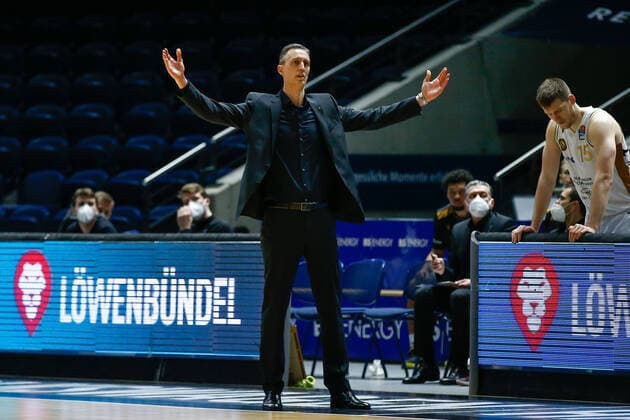 13 04 2021, xgox, basketball, easyCredit BBL, basketball loewen Braunschweig MHP Riesen Ludwigsburg emspor, v l Pete Strobl Braunschweig, coach Braunschweig