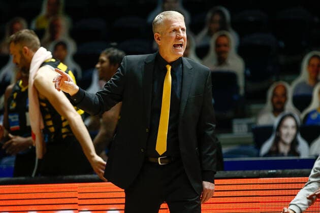 13 04 2021, xgox, basketball, easyCredit BBL, basketball loewen Braunschweig MHP Riesen Ludwigsburg emspor, v l John Patrick Ludwigsburg, coach gestures, gives instructions Braunschweig