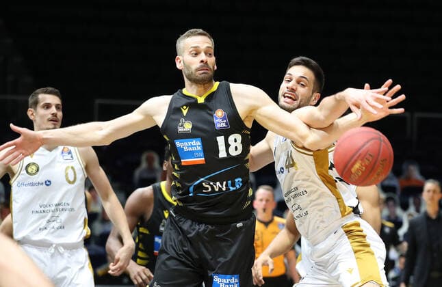 Löwen Braunschweig vs Ludwigsburg, BBL Braunschweig, 13 04 2021, BASKETBALL easyCredit BBL Basketball Bundesliga, Löwen Braunschweig vs MHP RIESEN Ludwigsburg, season 2020 21 Jonas Wohlfrath Bottermann Ludwigsburg , Benedikt Turudic Löwen Braunschweig Braunschweig