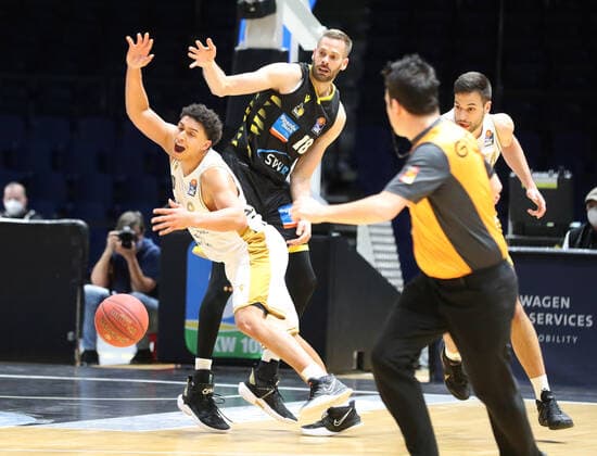 Löwen Braunschweig vs Ludwigsburg, BBL Braunschweig, 13 04 2021, BASKETBALL easyCredit BBL Basketball Bundesliga, Löwen Braunschweig vs MHP RIESEN Ludwigsburg, season 2020 21 James Robinson Löwen Braunschweig , Jonas Wohlfrath Bottermann Ludwigsburg Braunschweig