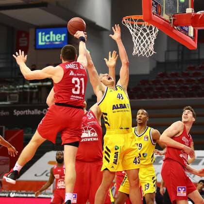 Luke Sikma Berlin fighting for the rebound against Scottie James Jr Giessen, left Jobstairs Giessen 46ers vs Alba Berlin, Basketball, easyCredit BBL, 13 04 2021 Jobstairs Giessen 46ers vs Alba Berlin, Basketball, easyCredit BBL, 13 04 2021 Giessen Copyright: xEibner-Pressefotox EP_RWS