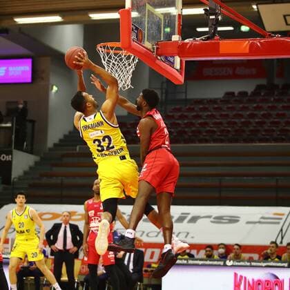 Basket throw by Johannes Thiemann Berlin in a duel with Isaac Hamilton Giessen Jobstairs Giessen 46ers vs Alba Berlin, Basketball, easyCredit BBL, 13 04 2021 Jobstairs Giessen 46ers vs Alba Berlin, Basketball, easyCredit BBL, 13 04 2021 Giessen Copyright: xEibner-Pressefotox EP_RWS