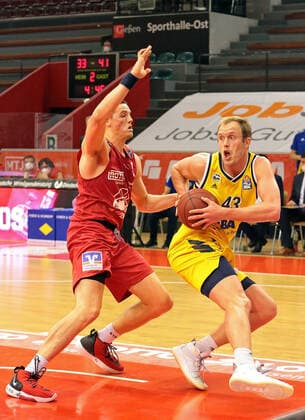 13 04 2021, xovx, Basketball BBL, JobStairs Giessen 46ers Alba Berlin v l Scottie James Jr Giessen 46ers , Luke Sikma Alba Berlin emspor Giessen.