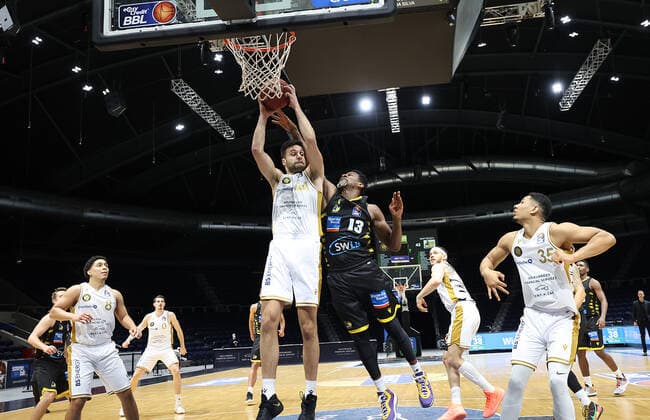 Yorman Polas Bartolo MHP Riesen Ludwigsburg , Benedikt Turudic Basketball Loewen Braunschweig