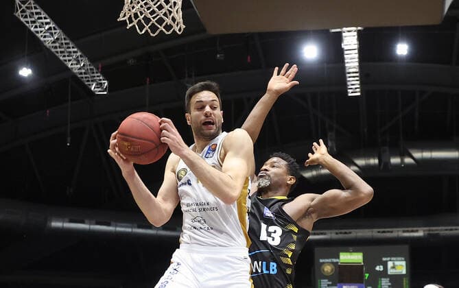 Benedikt Turudic Basketball Loewen Braunschweig , Yorman Polas Bartolo MHP Riesen Ludwigsburg