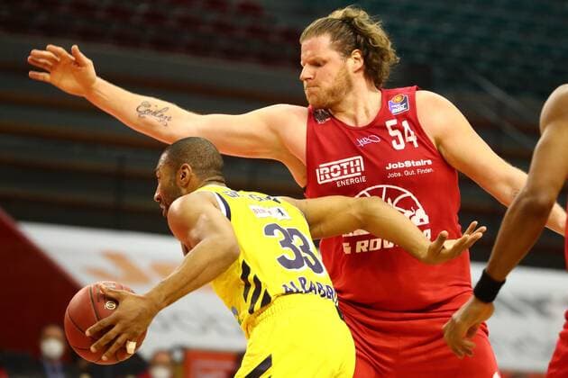 John Bryant Giessen in duel with Jayson Granger Berlin Jobstairs Giessen 46ers vs Alba Berlin, Basketball, easyCredit BBL, 13 04 2021 Jobstairs Giessen 46ers vs Alba Berlin, Basketball, easyCredit BBL, 13 04 2021 Giessen Copyright: xEibner-Pressefotox EP_RWS