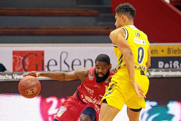 13 04 2021, xovx, Basketball BBL, JobStairs Giessen 46ers Alba Berlin v l Jonathan Stark Giessen 46ers , Maodo Lo Alba Berlin emspor Giessen.