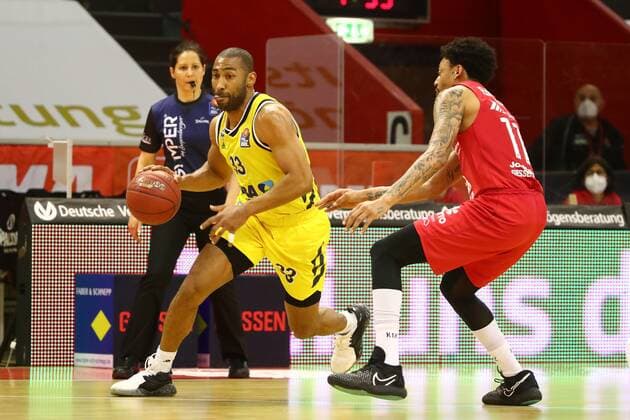Jayson Granger Berlin in duel with Diante Garrett Giessen Jobstairs Giessen 46ers vs Alba Berlin, Basketball, easyCredit BBL, 13 04 2021 Jobstairs Giessen 46ers vs Alba Berlin, Basketball, easyCredit BBL, 13 04 2021 Giessen Copyright: xEibner-Pressefotox EP_RWS