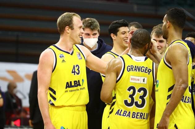 The Berlin players after the win in Giessen, left Luke Sikma Berlin Jobstairs Giessen 46ers vs Alba Berlin, Basketball, easyCredit BBL, 13 04 2021 Jobstairs Giessen 46ers vs Alba Berlin, Basketball, easyCredit BBL, 13 04 2021 Giessen Copyright: xEibner-Pressefotox EP_RWS