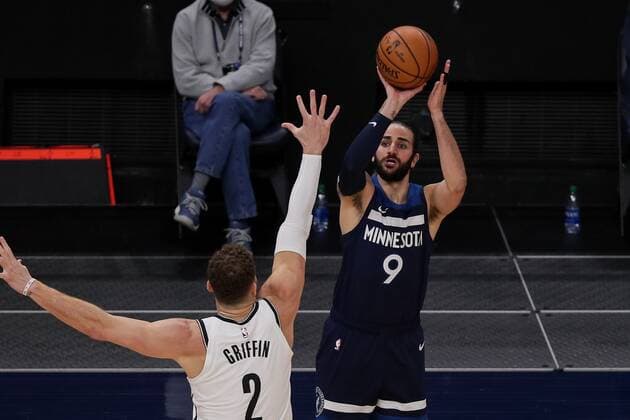 Minnesota Timberwolves Ricky Rubio (R) trows the ball against Brooklyn Nets power forward Blake Griffin, during an NBA, Basketball Herren, USA game at the Target Center, in Minneapolis, United States, 13 april 2021. Minnesota Timbersolves vs Brooklyn Nets !ACHTUNG: NUR REDAKTIONELLE NUTZUNG!  Copyright: xBradxRempelx AME9730 20210414-637539556889014078
