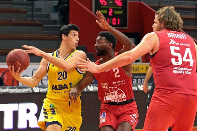 13 04 2021, xovx, Basketball BBL, JobStairs Giessen 46ers Alba Berlin v l Simone Fontecchio Alba Berlin , Isaac Hamilton Giessen 46ers , John Bryant Giessen 46ers Giessen Sporthalle Giessen Ost Hessen Germany EN