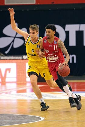 13 04 2021, xovx, Basketball BBL, JobStairs Gießen 46ers Alba Berlin v l Malte Delow Alba Berlin , Diante Garrett Gießen 46ers Gießen Sporthalle Gießen Ost Hessen Germany EN