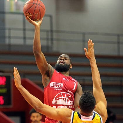 13 04 2021, xovx, Basketball BBL, JobStairs Gießen 46ers Alba Berlin v l Jonathan Stark Gießen 46ers , Johannes Thiemann Alba Berlin Gießen Sporthalle Gießen Ost Hessen Germany DE