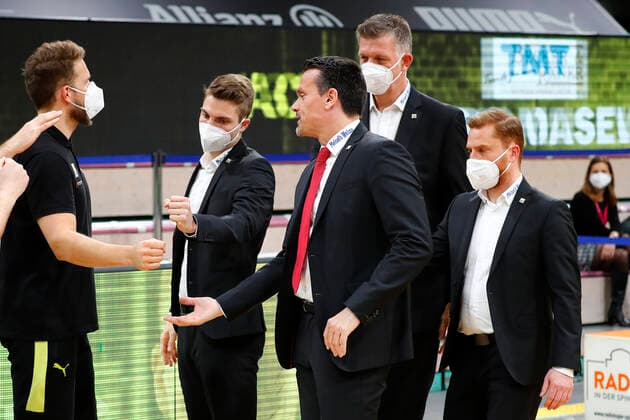 28 Spieltag der easyCredit BBL Basketball Bundesliga am 13 April 2021in der Oberfrankenhalle in Bayreuth Bayern Deutschland Saison 2020 2021 Medi Bayreuth gegen ratiopharm Ulm Frederik Kramp Medi Bayreuth Athletic Trainer , Jakob Burger Medi Bayreuth Co Trainer , Tim Nees Medi Bayreuth Co Trainer , Raoul Korner Medi Bayreuth Trainer , Lars Masell Medi Bayreuth Co Trainer