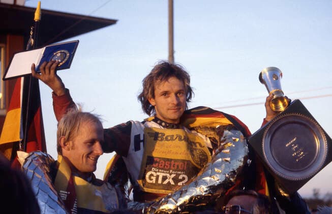 Archivbilder der Woche SPORT KW16 Egon MUELLER, Deutschland, Speedway-Fahrer, hier bei der Siegerehrung zum Speedway-Weltmeister 1983, mit Pokal und Siegerkranz, 04.09.1983 in Norden, Motodrom Halbemond, Â *** Egon MUELLER, Germany, Speedway driver, here at the award ceremony for the Speedway World Champion 1983, with trophy and wreath, 04 09 1983 in Norden, Motodrom Halbemond, Â